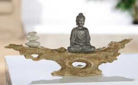 Poly Buddha auf Baumstamm
