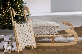 Schlitten mit Stoff und Makramee